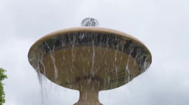 Fransa 'nın Paris şehrindeki Vosges Meydanı' ndaki dört Cortot çeşmesinden birinin kaselerine su akar..