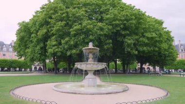 Cortot 'un dört çeşmesinden biri. Baharda Paris, Fransa' da Vosges Meydanı 'nda uzun kestane ağaçlarının arka planına karşı..