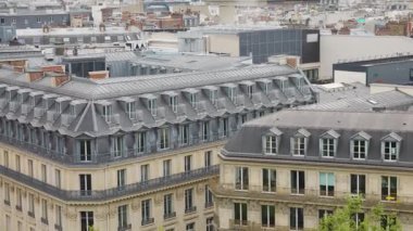 Paris 'in panoramik manzarası, çatılar ve Eyfel Kulesi. Lafayette Galerileri' nin çatısındaki ücretsiz gözlem güvertesinden..