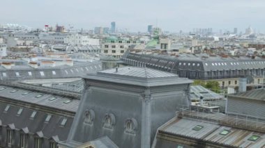 Paris 'in panoramik üst manzarası, Galeriler Lafayette' in çatısındaki ücretsiz gözlem güvertesinden Palais Garnier (Garnier Opera) binası.