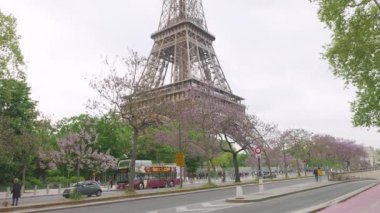 PARIS, FRANCE - 19 Nisan 2025: Jacques Chirac Rıhtımı 'ndan Eyfel Kulesi manzarası).