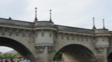 Cite Adası manzarası, Pont Neuf kemer taşı köprüsü ve Seine Nehri 'nin setinde dinlenen insanlar. 4. Bölge, Paris. Pont Neuf (Yeni Köprü), Paris 'in en eski köprüsü. Odaklanamıyorum. Paris, Fransa.