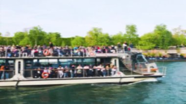 Birçok turisti taşıyan bir nehir yolcu gemisi baharda Paris 'teki Seine Nehri' nden geçiyor. Paris, Fransa. Odaklanamıyorum.