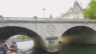 Sen nehri kıyısında bir tekne gezisi. Pont Saint-Michel, 4. bölge, Paris. Odaklanamıyorum. Paris, Fransa.