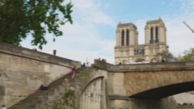 Sen nehri kıyısında bir tekne gezisi. Turistli bir yolcu gemisi Petit Pont köprüsünün altından geçiyor Kardinal Lustiger Seine Nehri üzerinde. Notre-Dame de Paris manzarası. 4. Bölge, Paris. Odaklanamıyorum. Paris, Fransa.