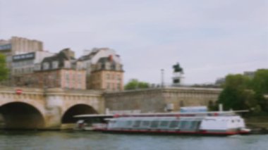 Sen nehri kıyısında bir tekne gezisi. Köprü taşı Pont Neuf 'un, Henri IV' ün Binicilik Heykeli 'nin, Seine Nehri' nin, teknelerin, Ada Sitesi 'nin (Ile de la Cite) setinin manzarası. Vedettes du Pont Neuf tur teknesi. Paris, Fransa. Odaklanamıyorum.