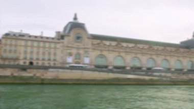 Sen nehri kıyısında bir tekne gezisi. Seine Nehri manzarası, toprak seti, Beaux-arts tarzında Orsay Müzesi. Orsay Müzesi güzel sanatlar müzesidir. Paris, Fransa. Odaklanamıyorum.