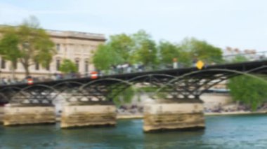 Sen nehri kıyısında bir tekne gezisi. Seine Nehri manzarası, kemer çeliği Pont des Arts, Institut de France ve Paris 'in 1. arrondissement bölgesindeki toprak ve köprü boyunca yürüyen turistler. Odaklanamıyorum. Paris, Fransa.