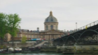 Sen nehri kıyısında bir tekne gezisi. Seine Nehri manzarası, toprak seti, yaya köprüsü Pont des Arts, Institut de France ve demirli tekneler. Paris, Fransa. Odaklanamıyorum.