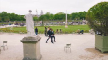 Merkezi çimenler, Primula yatakları, Minerva Heykeli ve Paris 'te baharda Lüksemburg Bahçeleri' nde gezinen turistler görülüyor. Odaklanamıyorum. Paris, Fransa.