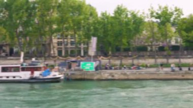 Sen nehri kıyısında bir tekne gezisi. Seine Nehri manzarası, koşu yapan, demir atmış tekneler, geçen motorlu tekneler ve turistlerle dolu bir gemi. Paris, Fransa. Odaklanamıyorum.