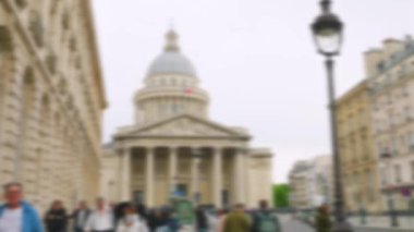 İnsanlar arka planda Pantheon binası olan Rue Soufflot boyunca yürüyorlar, Paris 'in 5. semti. Odaklanamıyorum. Paris, Fransa.
