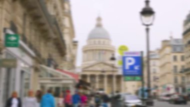 İnsanlar arka planda Pantheon binası olan Rue Soufflot boyunca yürüyorlar, Paris 'in 5. semti. Odaklanamıyorum. Paris, Fransa.