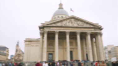 Turistler Paris 'in 5. semtindeki görkemli Pantheon binasının önündeki meydanda yürüyorlar. Odaklanamıyorum. Paris, Fransa.