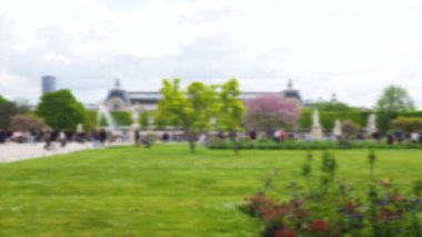 Baharda Tuileries Bahçesi 'nde güzel heykeller, çiçek açan ağaçlar, çiçek tarhları ve Louvre manzarası. Paris, Fransa. Odaklanamıyorum.