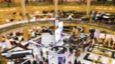 Art Deco tarzındaki interio tasarım unsurları ve Fransa 'nın Paris şehrindeki üst düzey Fransız mağazası Galeries Lafayette Haussmann' ın ziyaretçileri hakkında içeriden bilgiler. Odaklanamıyorum.