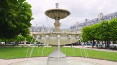 Fransa 'nın başkenti Paris' teki eski tarihi binalara karşı Place des Vosges 'un köşelerine kurulmuş dört çeşmeden biri. Odaklanamıyorum.