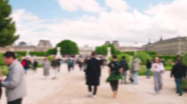 Fransa 'nın başkenti Paris' te açık bir günde arka planda Louvre ile birlikte turist kalabalığı Tuileries Parkı 'nda geziniyor. Odaklanamıyorum.