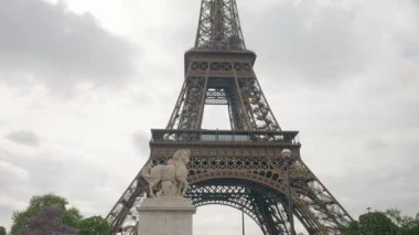 Fransa 'nın 7. Bölgesi' ndeki Pont d 'Iena Köprüsü' nden işlenmiş demir kafes Eiffel Kulesi 'nin manzarası.