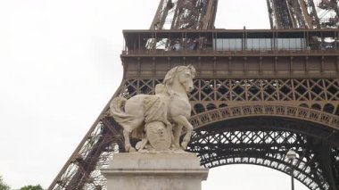 Fransa 'nın 7. Bölgesi' ndeki Pont d 'Iena Köprüsü' nden işlenmiş demir kafes Eiffel Kulesi 'nin manzarası.