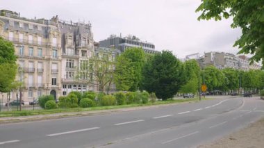 Champs-Elysee bölgesinde Albert-Ler Sokak Cours, Hotel Lalique ve Fransa 'nın 8. semtinin diğer tarihi binaları inşa ediliyor..