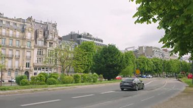 Champs-Elysee bölgesinde Albert-Ler Sokak Cours, Hotel Lalique ve Fransa 'nın 8. semtinin diğer tarihi binaları inşa ediliyor..