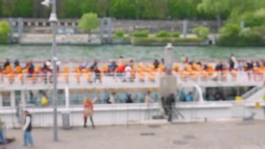 İnsanlar Paris, Fransa 'daki Seine Nehri boyunca yapılacak bir gemi gezisi için çift katlı turist vapurunda yerlerini alıyorlar..
