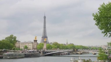 Fransa, Paris 'teki sağ kıyıdan, Seine Nehri üzerindeki Pont Alexandre III köprüsünün ve Invalides Evi' nin manzarası..