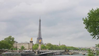 Paris, Fransa 'daki nehrin sağ kıyısından Seine Nehri, Alexandre III Köprüsü ve Eyfel Kulesi manzarası.
