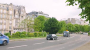 Champs-Elysees bölgesinde bulunan Street Cours Albert-Ier, Paris, Fransa 'nın sekizinci arrondissement oteli Lalique' i inşa ediyor. Fransa 'nın orta kesimindeki bir yolda güzel bir mimarinin önünde araba ve bisiklet trafiği. Odaklanamıyorum.