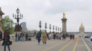 Fransa 'nın başkenti Paris' teki Pont Alexandre III köprüsündeki Seine Nehri 'nden geçen araba ve yayalar. Odaklanamıyorum.