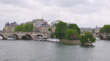 Sen nehrinin sağ kıyısından Ile de la Cite Adası, Pont Neuf Köprüsü, Katedral Kilisesi Notre-Dame de Paris, Place du Quebec Bulutlu bir bahar gününde Paris, Fransa 'nın 1. arrondissement' inde.