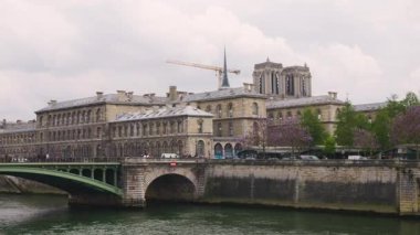 Paris, Fransa 'da bulutlu bir bahar gününde Paris nehri, Pont Notre Dame köprüsü ve katedral kilisesi manzarası..