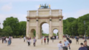 Fransa 'nın başkenti Paris' te güneşli bir bahar gününde Atlıkarınca Meydanı ve Atlıkarınca Takı manzarası ile insanlar gezinir. Odaklanamıyorum.