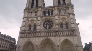 Fransız Gotik tarzında Notre-Dame de Paris Ortaçağ Katolik Katedrali 'nin manzarası Ile de la Cite adasındaki Place Jean-Paul II, Fransa' nın 4. arrondissement 'i.