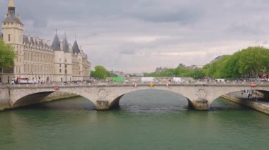 Köprü manzarası Pont au Change Seine Nehri üzerinde, Ile de la Citt adası ve Birinci Bölge, Paris, Fransa.