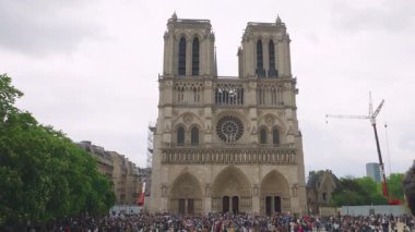 Fransız Gotik tarzı Notre-Dame de Paris Ortaçağ Katolik Katedrali manzarası ve Ile de la Cite adasındaki 2. Jean-Paul Meydanı 'ndaki turist kalabalığı, Fransa' nın 4..