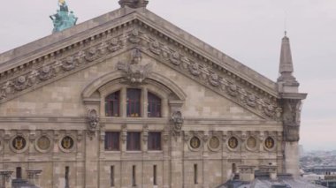 Paris 'in panoramik üst manzarası, Galeriler Lafayette' in çatısındaki ücretsiz gözlem güvertesinden Palais Garnier (Garnier Opera) binası.