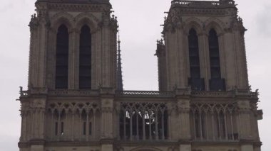 Fransız Gotik tarzı Notre-Dame de Paris Ortaçağ Katolik Katedrali Kilisesi 'ne ve Fransa' nın Paris kentinin 4. semtindeki Ile de la Cite adasında turist kalabalığına bakın..