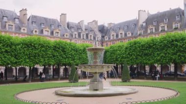 Cortot 'un dört çeşmesinden biri Vosges Meydanı' nın köşelerine eski tarihi binalara karşı kurulmuş..