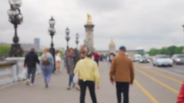 Fransa 'nın başkenti Paris' teki Pont Alexandre III köprüsündeki Seine Nehri 'nden geçen araba ve yayalar. Odaklanamıyorum. Yavaş çekim.