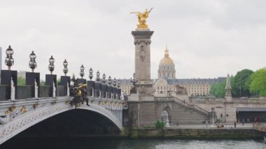 Seine Nehri üzerindeki Pont Alexandre III manzarası, sol kıyısı, Hotel des Invalides, Fransa 'nın 7. Bölgesi' ndeki Quai d 'Orsay seti..