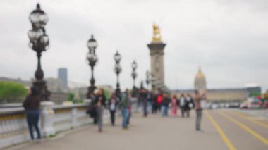 İnsanlar Fransa 'nın Paris kentindeki Pont Alexandre III köprüsünden Seine Nehri' ni geçiyor. Odaklanamıyorum. Yavaş çekim.