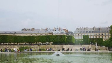 Büyük Bassin Rond (Büyük yuvarlak havuz) ve Jardin des Tuileries (Tuileries Bahçesi) 'nde yürüyen insanlar, 1. arrondissement, Paris, Fransa.