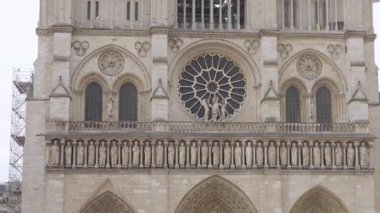 Ortaçağ Katolik katedrali Notre-Dame de Paris 'in Fransız Gotik tarzında Paris' in dördüncü arrondissement 'i Ile de la Cite adasında görülmektedir..