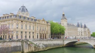Pont au Change köprüsünün Seine Nehri üzerindeki manzarası, Quai de l 'Horloge seti, Paris Mahkemesi binaları ve Fransa' nın birinci arrondissement bölgesindeki saray konsiyerisi..