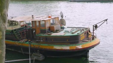 PARIS, FRANCE - 21 Nisan 2025 Seine Nehri 'nin sağ kıyısında demirlemiş eski bir tekne..
