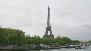 PARIS, FRANCE - 21 Nisan 2025: Seine Nehri 'nin sağ kıyısından Eyfel Kulesi' nin manzarası.