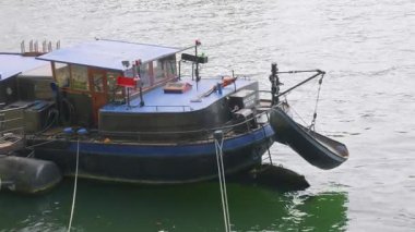 PARIS, FRANCE - 21 Nisan 2025 Seine Nehri 'nin sağ kıyısında demirlemiş eski bir tekne..