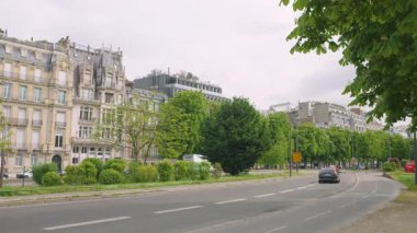 PARIS, FRANCE - 21 Nisan 2025: Champs-Elysees bölgesinde Sokak Arabaları Albert-Ier, Hotel Lalique ve 8. Cadde 'nin diğer tarihi binaları..